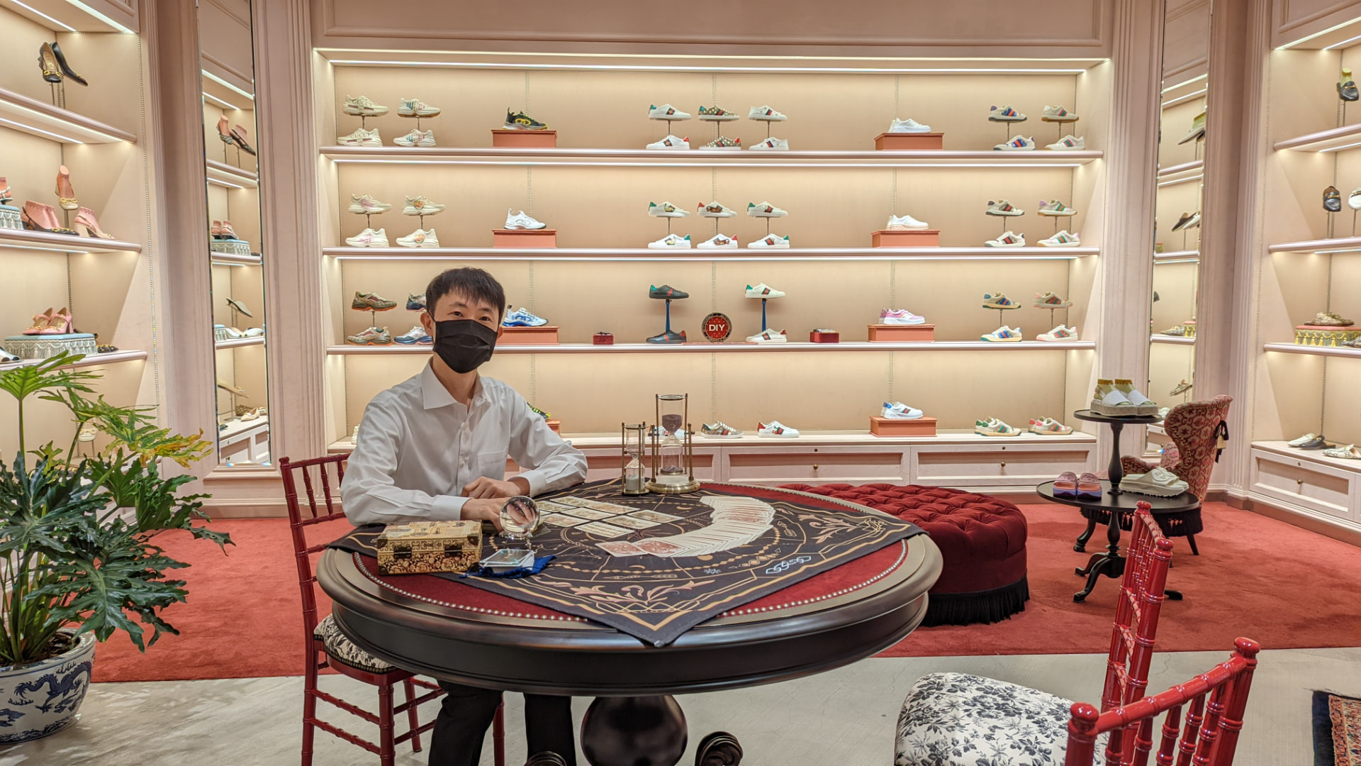 於品牌活動現場的圓桌前提供卡牌占卜服務