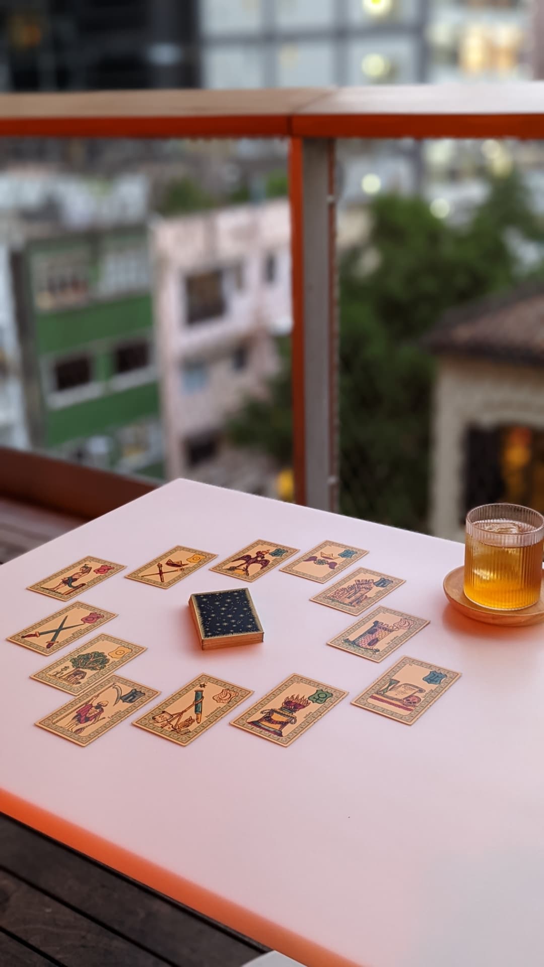戶外桌面的雷諾曼卡牌與飲品